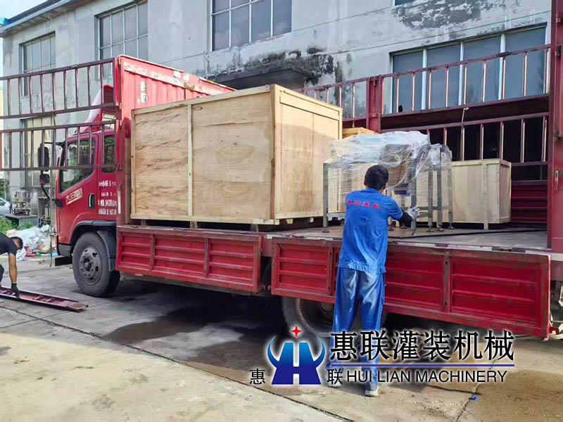小型全自動灌裝機發往四川